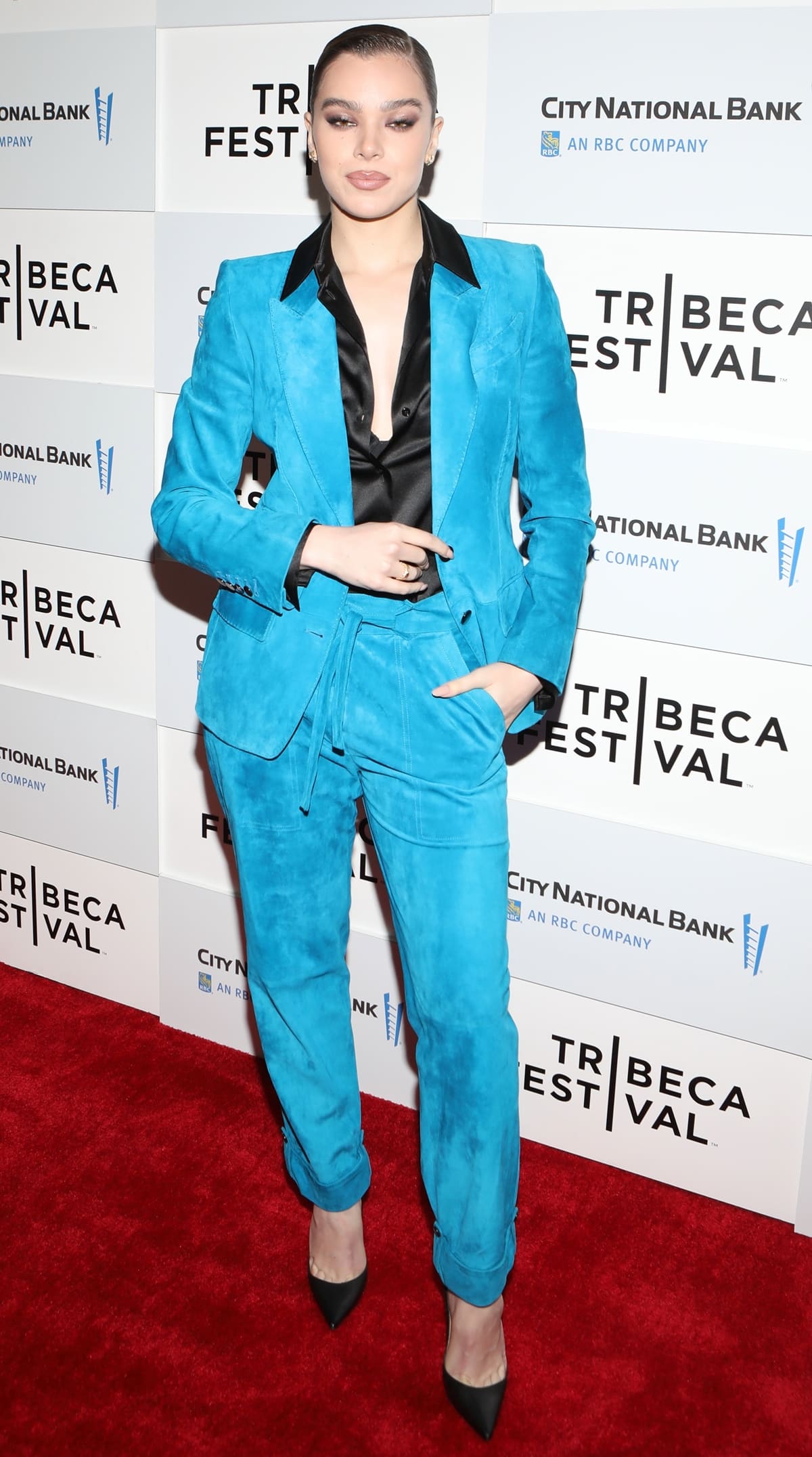 Hailee Steinfeld stood tall at 5 feet 6 ¼ inches (168.3 cm) as she dazzled in a teal suede suit by Tom Ford paired with a black silk button-up and matching pointy-toe pumps