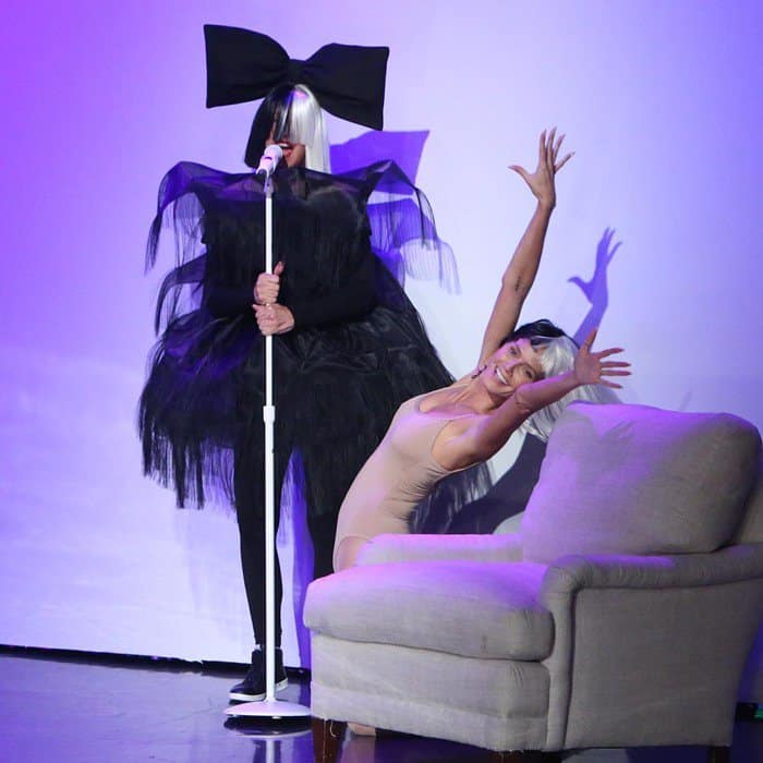 Ellen DeGeneres dressed as Sia got help from Heidi Klum to recreate the “Chandelier” music video