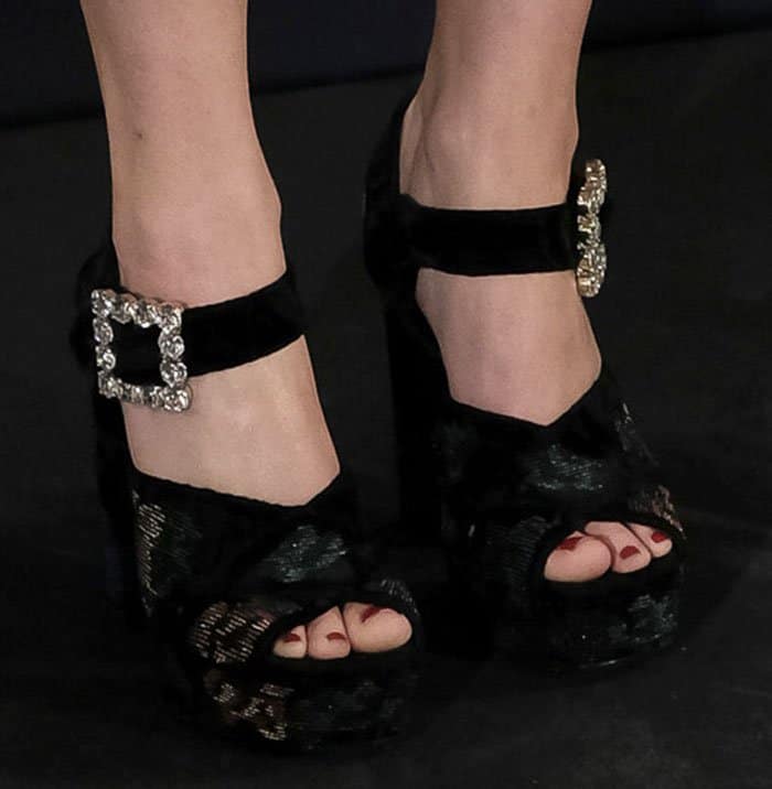 jennifer-lawrence-roger-vivier-cube-crystal-sandals