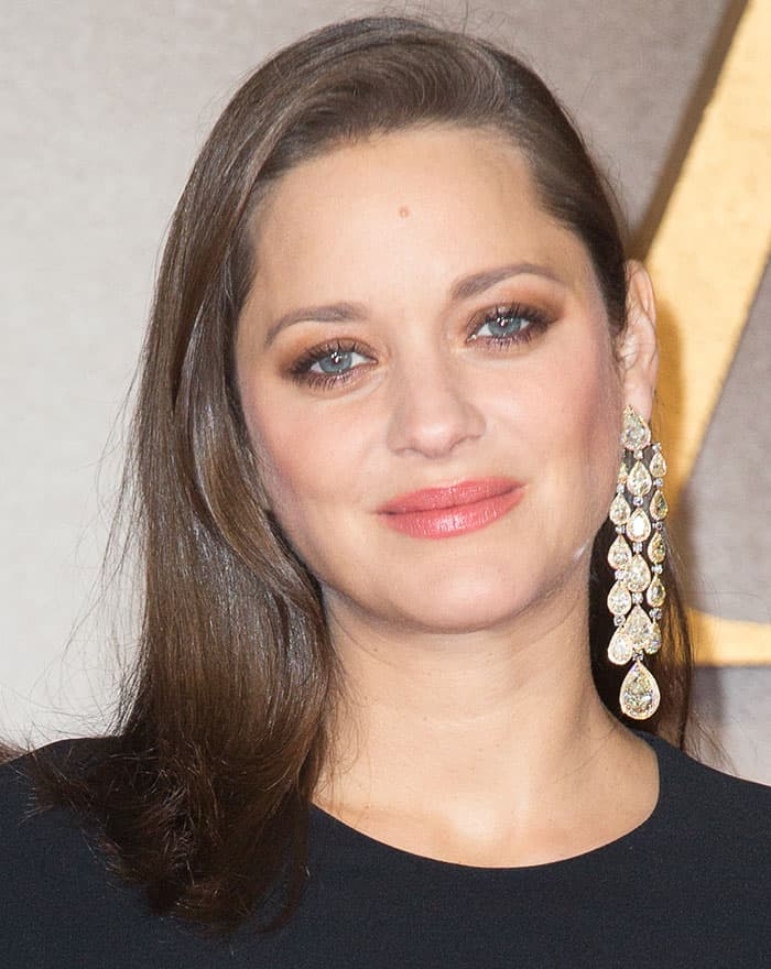 Marion Cotillard's statement earrings featured an elegant chandelier design adorned with multiple teardrop-shaped crystals