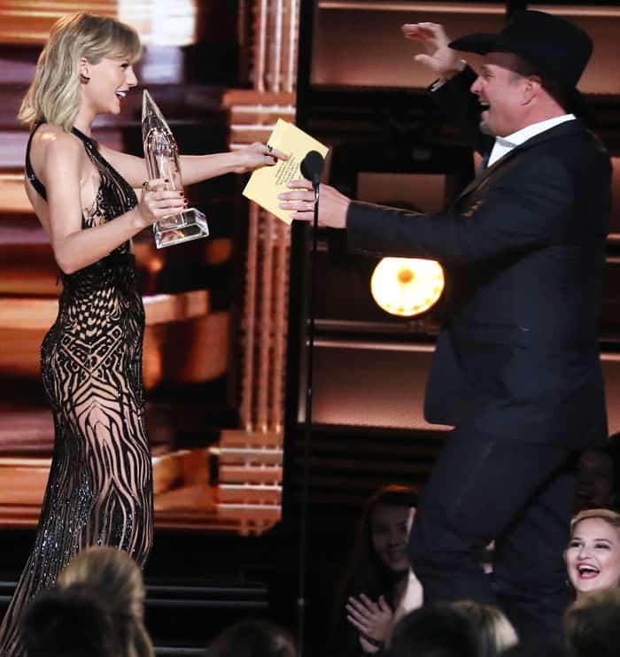 T-Swift presents the "Entertainer of the Year" award to Garth Brooks