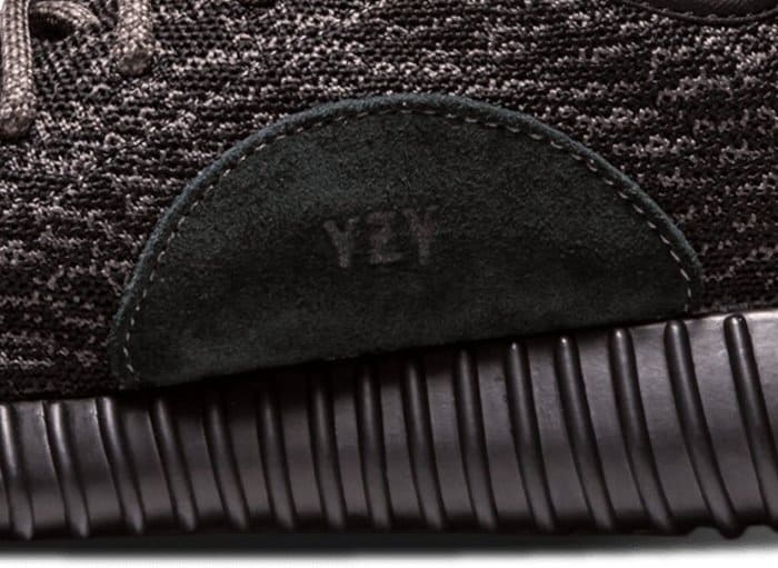 adidaksen logo ja YZY-leima on sijoitettu kunkin Yeezy-parin sisäsivuille