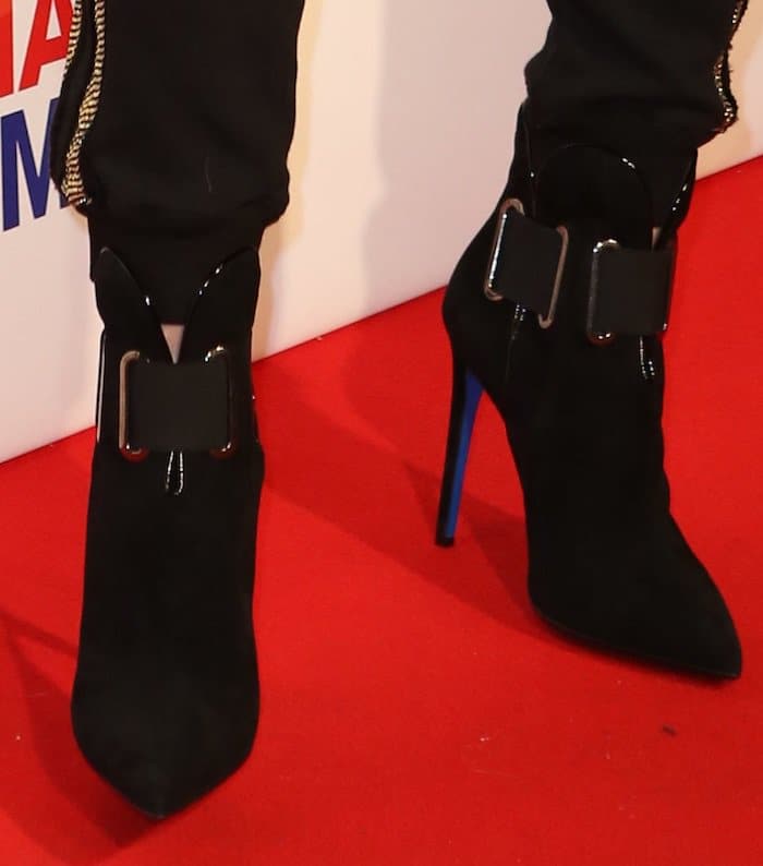 Ellie Goulding finishes her ensemble with Loriblu suede booties