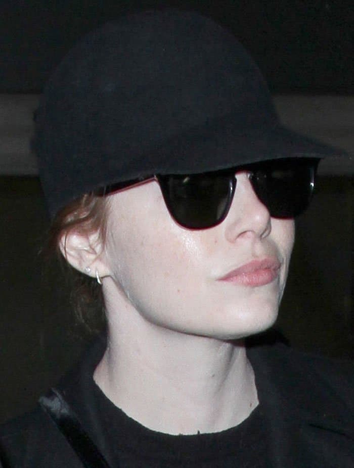 emma-stone-incognito-sunglasses-cap-lax