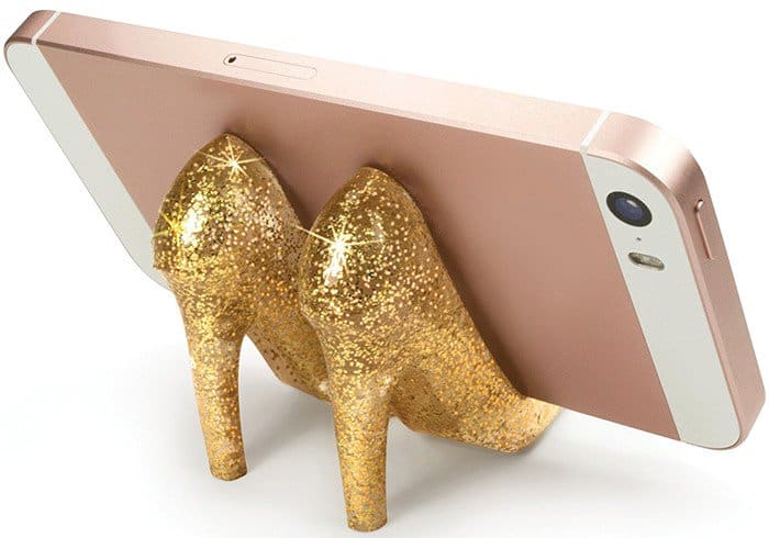 This glittery gold stiletto phone stand adds a fabulous fashion statement to your desk while keeping your screen hands-free and in view