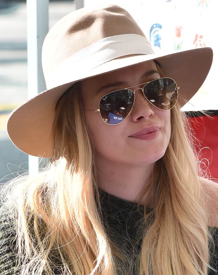 hilary-duff-ray-ban-sunnies-hat