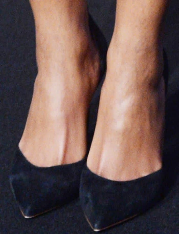 Naomie Harris paired her Gucci gown with classic black Francesco Russo suede pumps