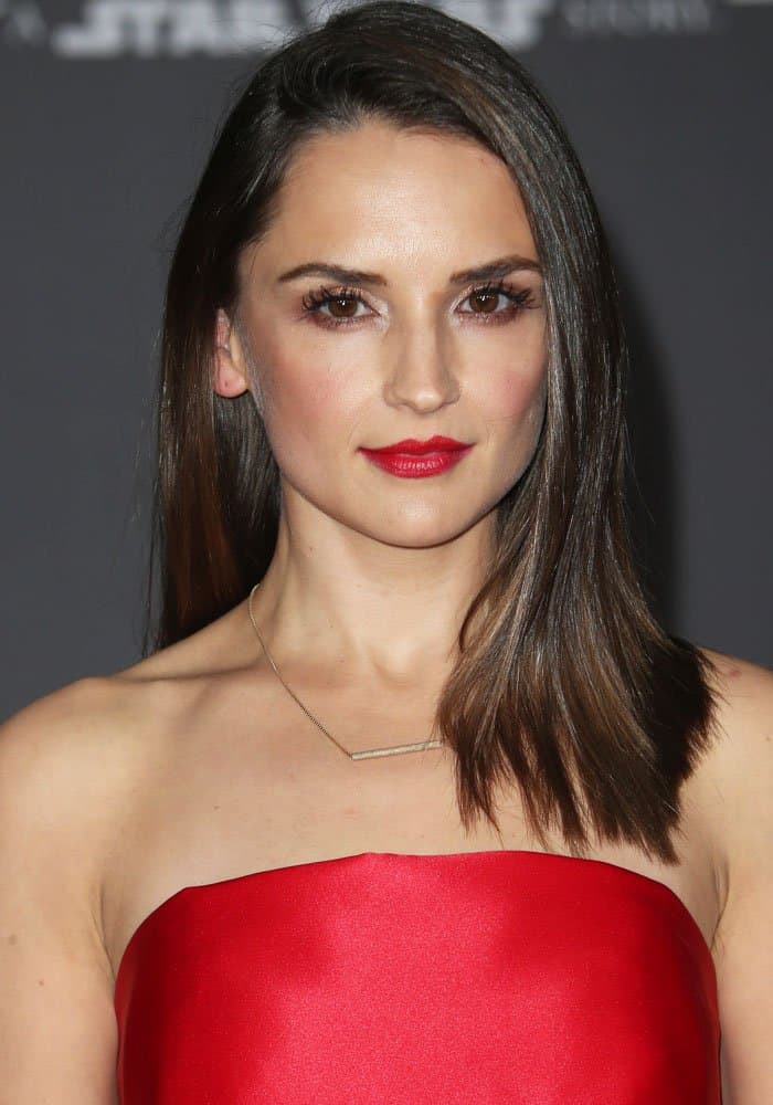 Rachael Leigh Cook stuns with her sleek side-parted hairstyle, bold red lipstick, and minimalist necklace at the Rogue One premiere