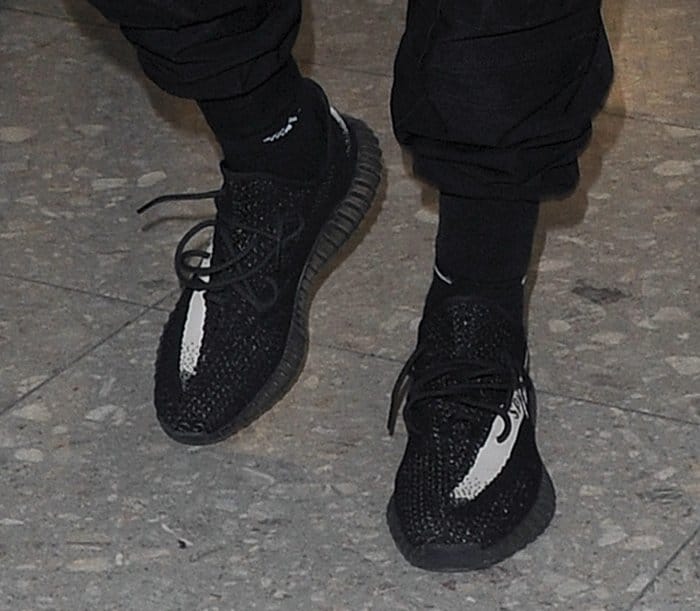 Kanye West indossa Yeezy Boost 350s con una striscia bianca