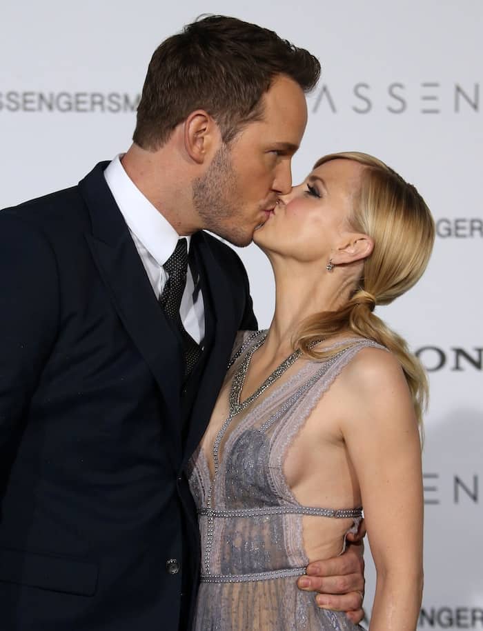 Anna Faris kisses Chris Pratt on the red carpet