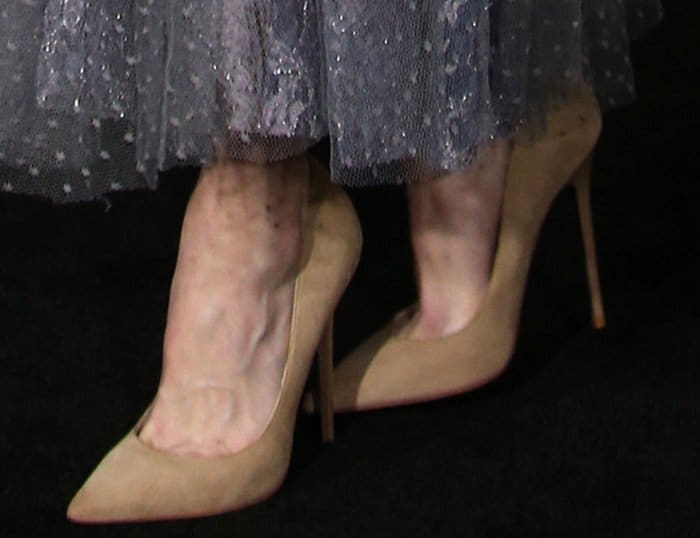 Anna Faris picks nude, suede Jimmy Choo 'Anouk' pumps for the "Passengers" premiere