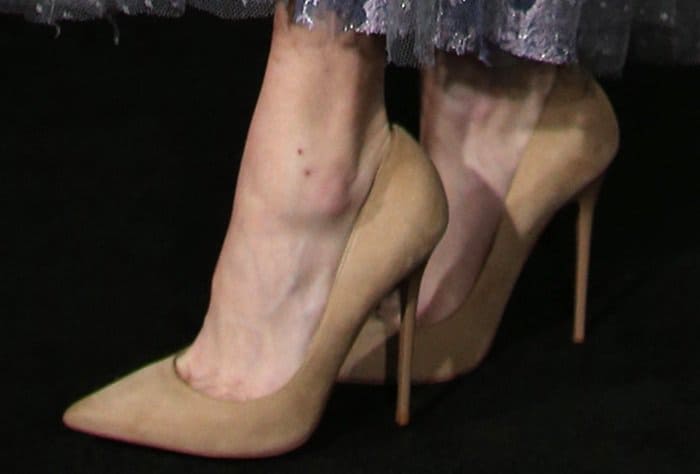 Anna Faris shows off her feet in nude suede Jimmy Choo "Anouk" pumps