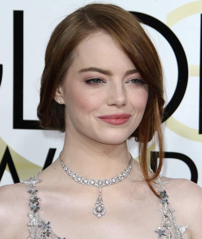 Emma Stone’s makeup at the 2017 Golden Globes was soft and elegant, featuring rosy lips and shimmering eye shadow that enhanced her natural beauty