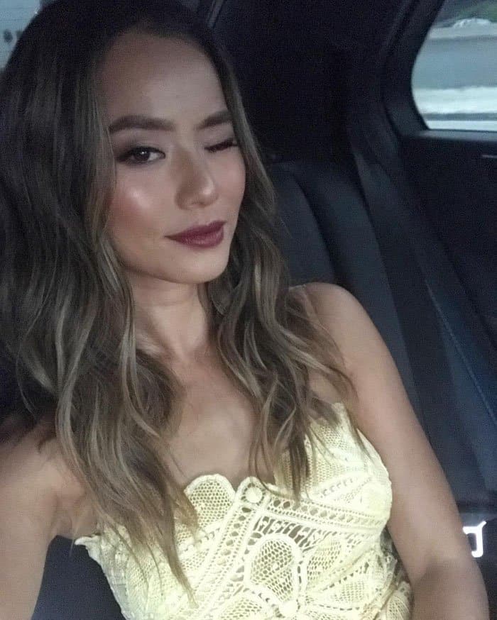 Jamie Chung uploads a selfie en route to the 2017 People's Choice Awards