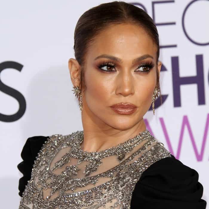 Jennifer Lopez’s sleek updo and dramatic smokey eye makeup perfectly complemented her embellished Reem Acra gown
