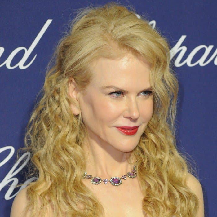 Nicole Kidman wore her hair in soft, voluminous waves, pairing the look with a stunning floral-inspired necklace adorned with purple gemstones and diamonds