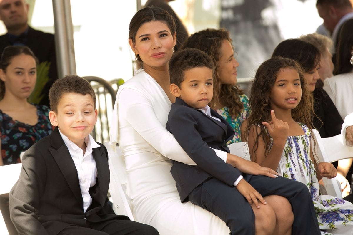 Paloma Jiménez with her daughter Hania "Similce" Riley, son Vincent Sinclair, and a guest (L)