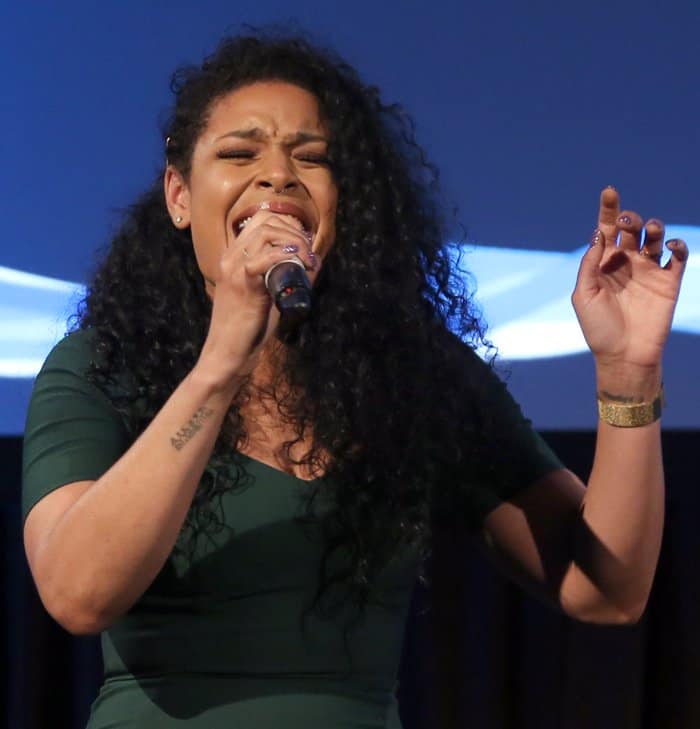 Jordin Sparks highlighted her curves in a bodycon dress with an elegant emerald green color