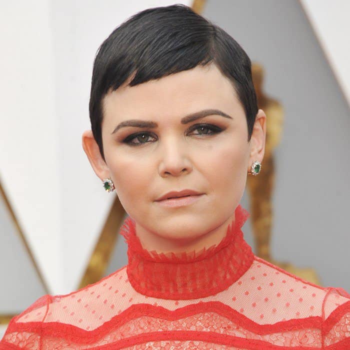 Ginnifer Goodwin’s sleek pixie cut and smoky eye makeup perfectly complemented her bold red gown at the 2017 Academy Awards