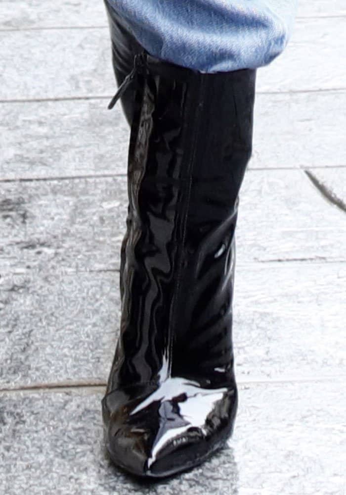 Kendall dines out in a pair of pointed toe patent boots