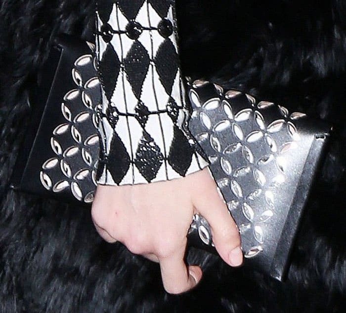 Scarlett Johansson echoed her two-tone look with her Alaïa clutch