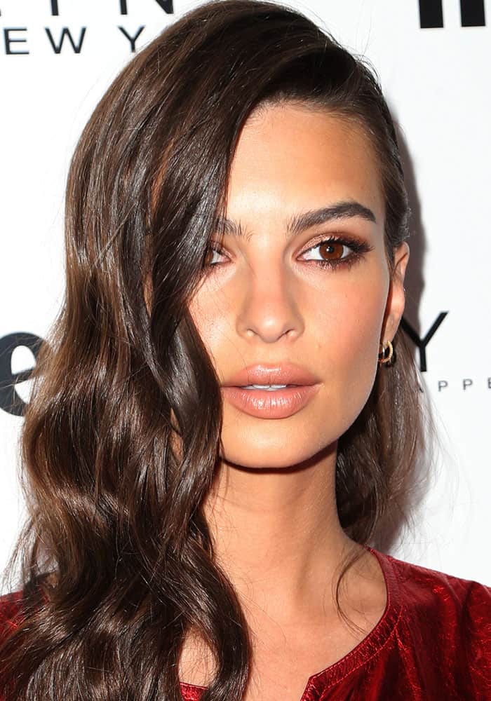 Emily Ratajkowski went for a nude makeup look to balance out her red ensemble