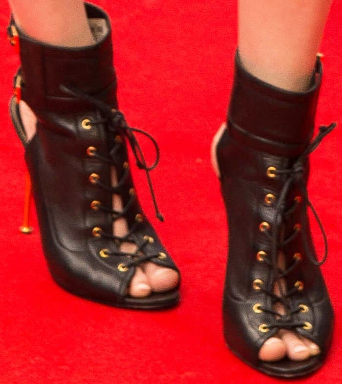 Alexandra Daddario wore a sexy pair of Tom Ford boots on the carpet