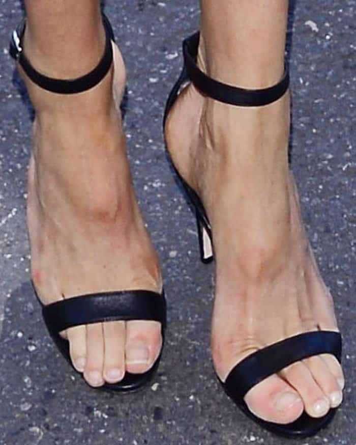 Doutzen Kroes displayed her sexy toes in classic Manolo Blahnik "Chaos" sandals