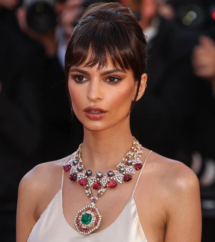 Emily Ratajkowski's statement necklace from Bulgari 