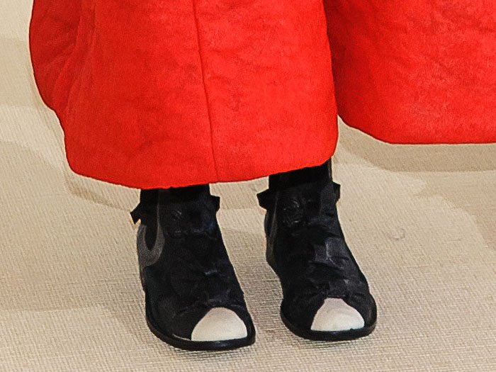 Closeup of the Comme des Garçons fall 2017 bow boots on Helen Lasichanh.