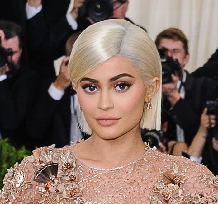 Kylie Jenner gold versace dress met gala