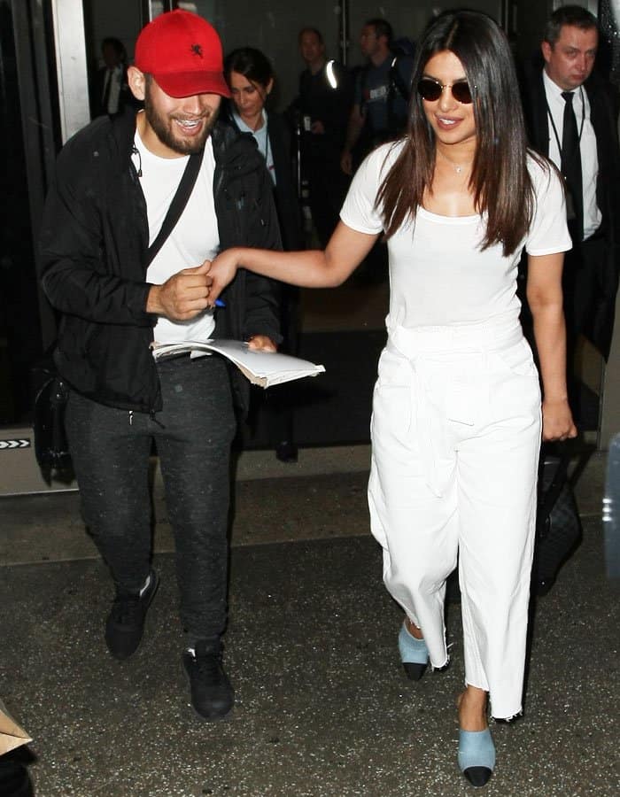 Priyanka slows down to sign autographs for a fan