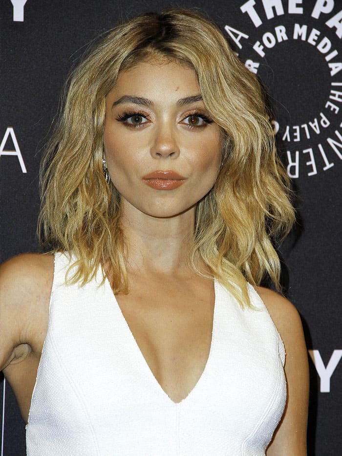 Sarah Hyland with a tousled blonde bob, peachy makeup, and Neil Lane jewelry