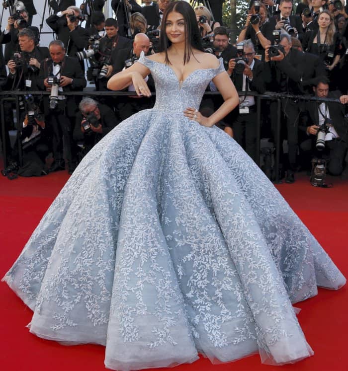 Cannes 2018: Aishwarya Rai Bachchan saunters, captures and captivates in an  infinity gown! Enough said! 2018 : Bollywood News - Bollywood Hungama