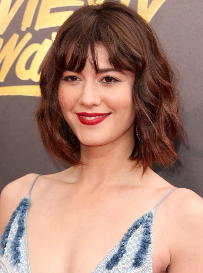 Mary Elizabeth Winstead's tousled bob, paired with bold red lips, sparkling hoop earrings, and soft eye makeup, created a fresh and glamorous look