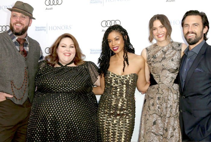 Mandy Moore poses with her co-stars Chris Sullivan, Chrissy Metz, Susan Kelechi Watson, and Milo Ventimiglia
