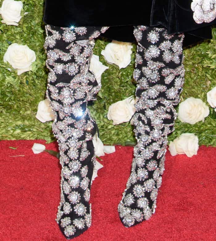 Alek Wek wearing Oscar de la Renta "Frederikke" embellished suede boots at the 2017 Tony Awards