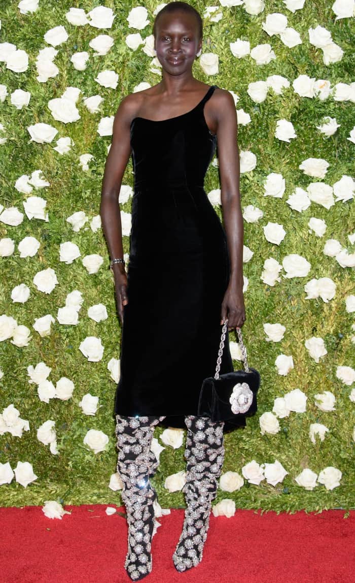 Alek Wek wearing an Oscar de la Renta Fall 2017 look at the 2017 Tony Awards