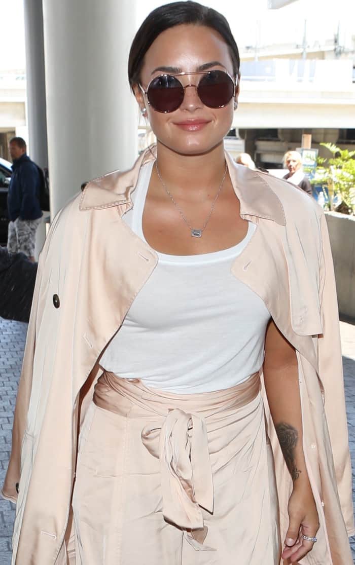 Demi Lovato wears Sunday Somewhere Valentine sunglasses