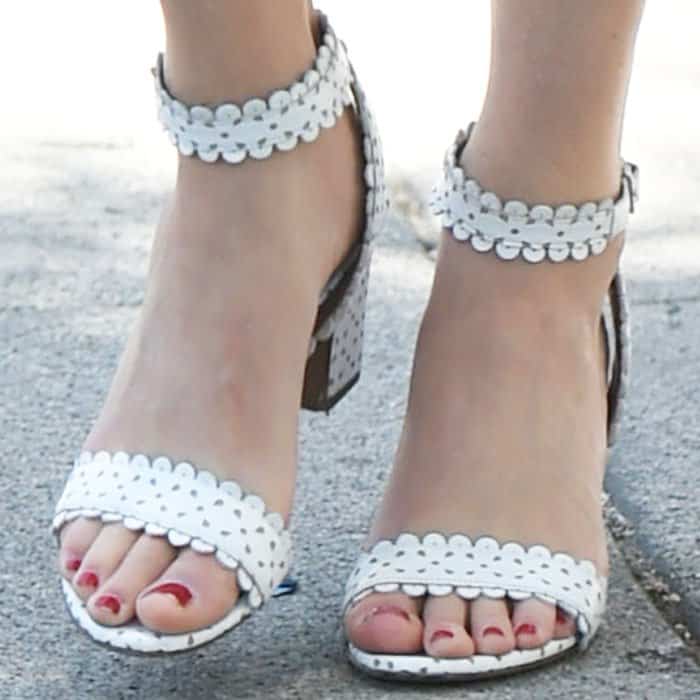 Elizabeth Banks showed off her feet in white Tabitha Simmons "Leticia" sandals