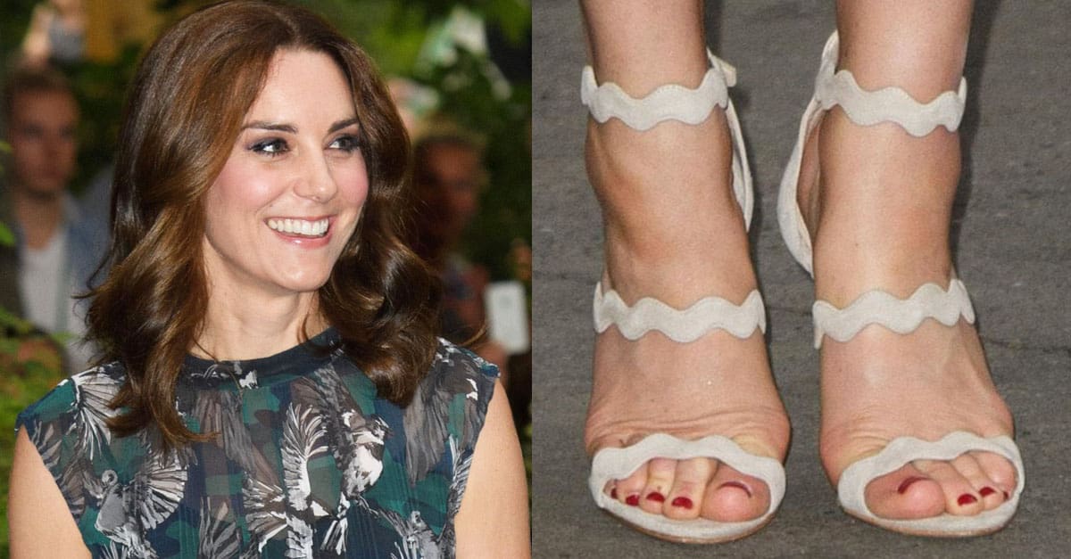 Ga trouwen Humaan Collega Kate Middleton in Bird Print Dress and Scalloped Prada Sandals