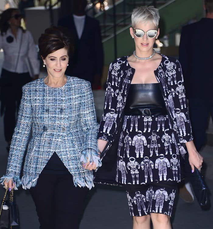 Katy Perry accompanied by mom during Paris Fashion Week.