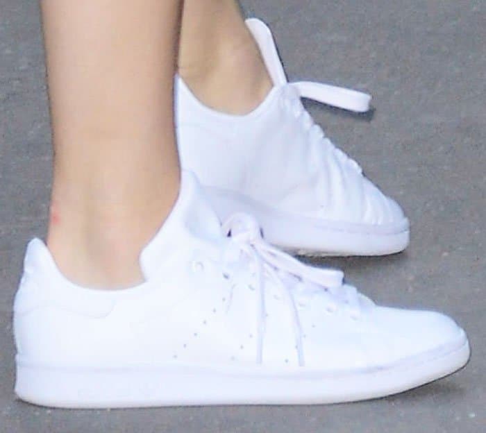 Kendall stuck to her favorite pair of Adidas "Stan Smith" sneakers