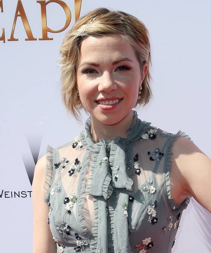 Carly Rae Jepsen's easy-breezy bob hairstyle was finished with a few sparkling hair pins