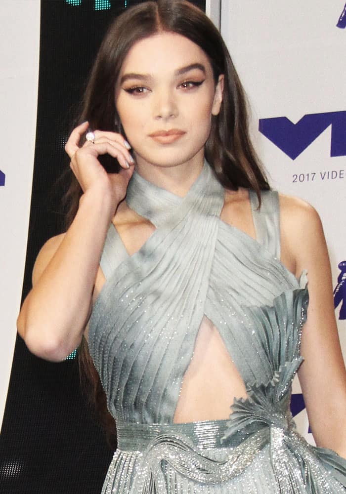 Hailee's dress featured a front cutout that showed off her toned abs
