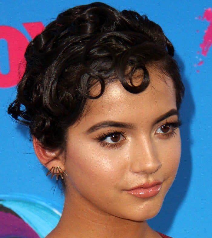 Isabela Moner's curly hair and jewelry