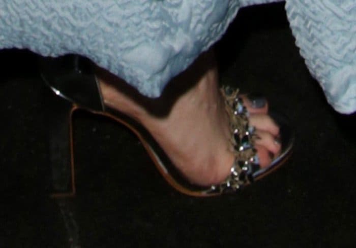 Kaitlyn Dever shows off her feet in Aldo "Milaa" sandals