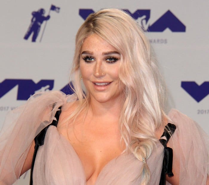 Kesha attends the 2017 MTV VMAs in a stunning gown.