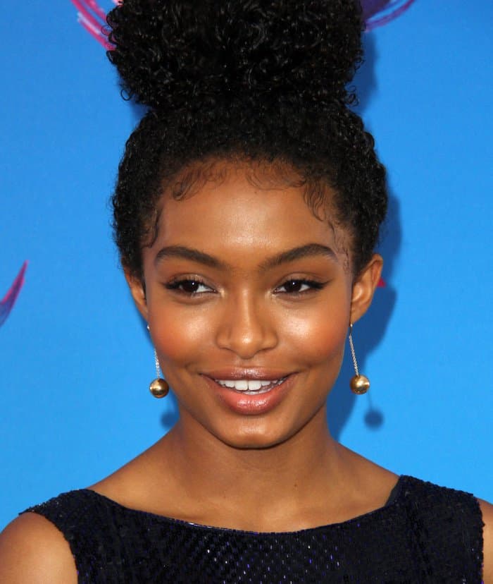 Yara Shahidi accessorized with bauble earrings from Tiffany & Co. at the Teen Choice Awards 2017