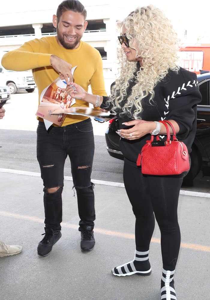 Chyna stops to sign autographs for a fan